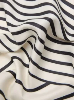 Foulard écru pourvu de motifs géométriques et d'une forme carré