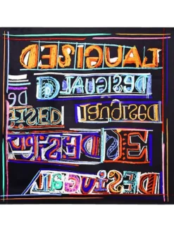 Foulard noir avec nom de la marque imprimé en différentes couleurs