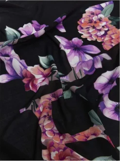Foulard noir carré à imprimé fleuri violet et rouge et avec le nom de la marque