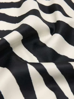 Foulard noir et blanc satiné à motif animalier imprimé all-over