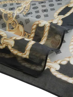 Foulard noir imprimé de motifs dorés représentant des chaînes