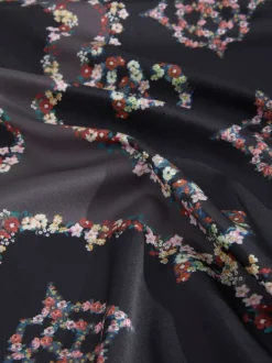 Foulard noir orné de motifs floraux aux inspirations ethniques