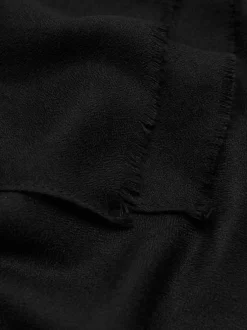 Foulard noir uni avec un revêtement en maille fine et des franges