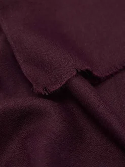 Foulard prune uni en maille fine avec des bords effilochés