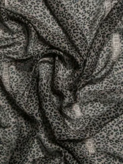 Foulard taupe et noir avec imprimés animaliers et écritures cousues