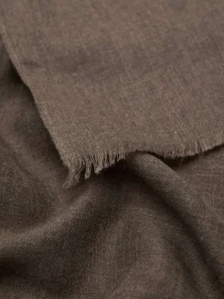 Foulard taupe uni en maille fine avec des bords effilochés
