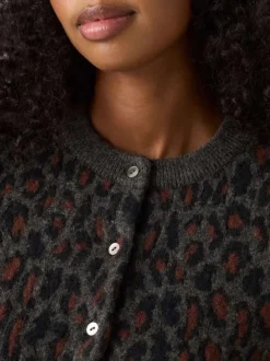Gilet anthracite avec un motif léopard terracotta et un col rond