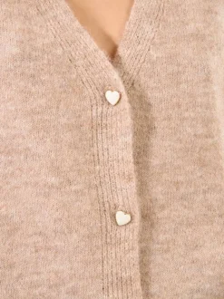 Gilet beige en maille ajourée avec une coupe droite et un col v