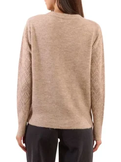 Gilet beige en maille ajourée avec une coupe droite et un col v