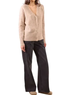 Gilet beige en maille ajourée avec une coupe droite et un col v