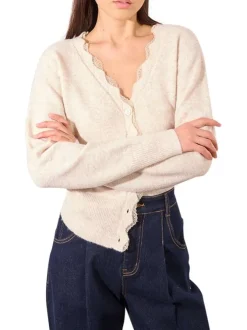 Gilet beige en maille fine avec un col v en dentelle et des manches longues
