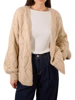 Gilet beige en maille tricotée ajourée avec une coupe droite et un col v