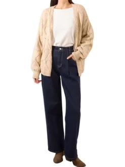 Gilet beige en maille tricotée ajourée avec une coupe droite et un col v