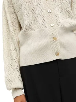 Gilet boutonné écru en maille ajourée avec une coupe droite et un col v