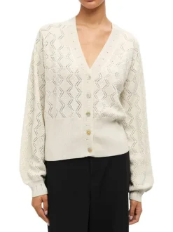 Gilet boutonné écru en maille ajourée avec une coupe droite et un col v