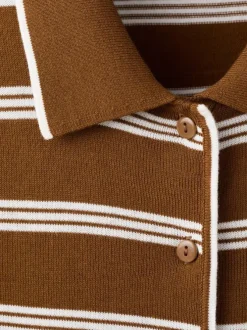 Gilet chocolat à rayures blanches avec une coupe ajustée et un col polo