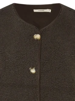 Gilet chocolat uni avec une coupe ajustée et deux poches plaquées à l'avant