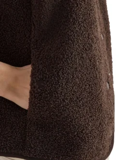 Gilet chocolat uni sans manche pourvu d'un col rond et d'une coupe droite