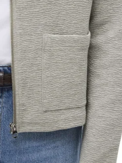 Gilet court gris clair uni en coton biologique mélangé avec une coupe droite