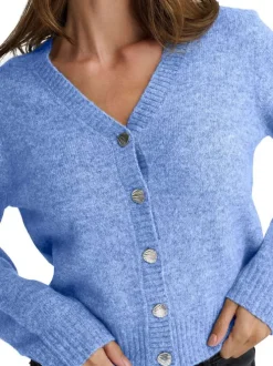 Gilet écru en maille tricotée avec une coupe courte et un col V