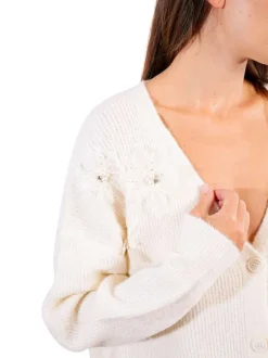 Gilet écru en maille tricotée avec une coupe droite et un col v