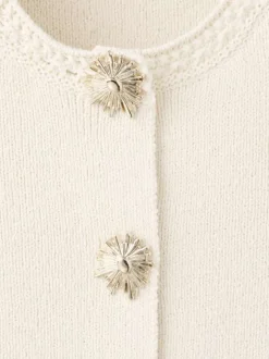Gilet écru uni avec une coupe ajustée et des boutons-fleurs dorés