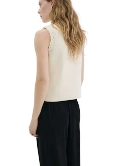 Gilet écru uni avec une coupe ajustée et des boutons-fleurs dorés