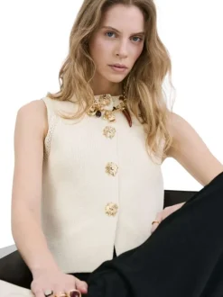 Gilet écru uni avec une coupe ajustée et des boutons-fleurs dorés