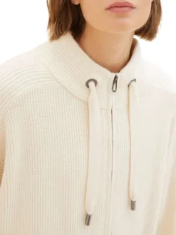 Gilet écru uni coupe droite avec un col montant et des manches longues