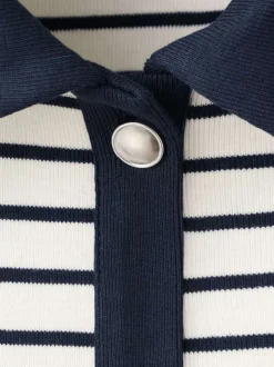 Gilet en coton blanc à rayures bleues avec une coupe droite et un col à revers