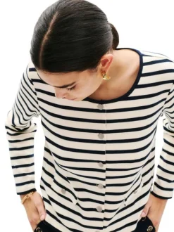 Gilet en coton écru à rayures avec une coupe droite et un col rond