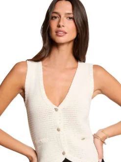 Gilet en coton écru uni pourvu d'une coupe droite et d'un col en V