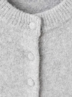 Gilet gris effet lainage pourvu d'un col rond et de manches longues