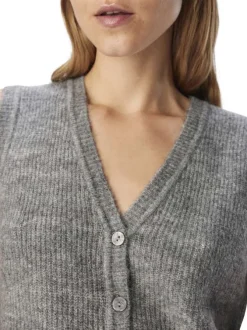 Gilet gris en maille tricotée sans manches pourvu d'un col v