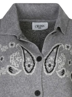 Gilet gris motifs cachemire avec une coupe droite et un col à rabats