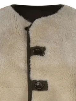 Gilet kaki uni avec une coupe ajustée et une fermeture boutonnée
