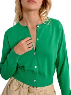 Gilet manches longues vert uni avec une coupe droite et un col rond