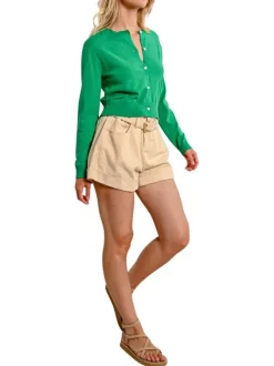 Gilet manches longues vert uni avec une coupe droite et un col rond
