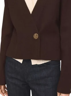 Gilet marron en maille fine avec une coupe droite et un col v profond