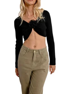 Gilet noir en maille côtelée avec une coupe crop top et un col v