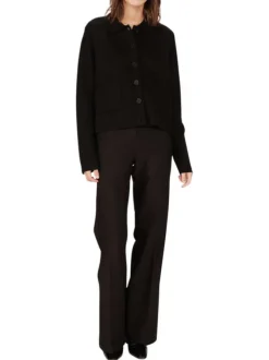 Gilet noir en maille fine avec une coupe droite et un col chemise