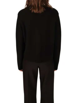 Gilet noir en maille fine avec une coupe droite et un col chemise