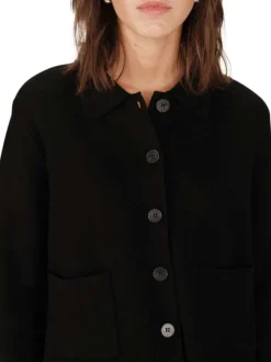 Gilet noir en maille fine avec une coupe droite et un col chemise