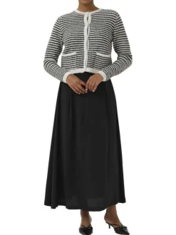 Gilet noir et blanc en maille avec une coupe droite et des manches longues