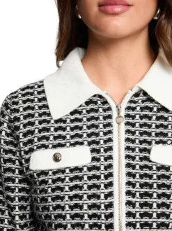 Gilet noir et blanc à motifs avec une coupe droite et un col à revers