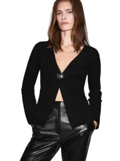 Gilet noir pourvu d'un col v et d'une fermeture boutonnée à l'avant