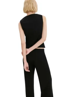 Gilet noir uni avec une coupe ajustée et un col rond boutonné
