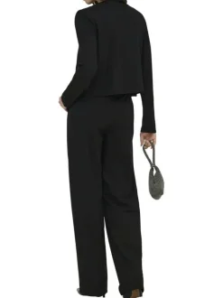 Gilet noir uni avec une coupe droite et des manches longues