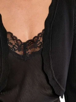 Gilet noir uni pourvu d'une coupe ajustée et d'une taille courte