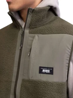 Gilet sans manches kaki en maille sherpa pourvu d'un col montant